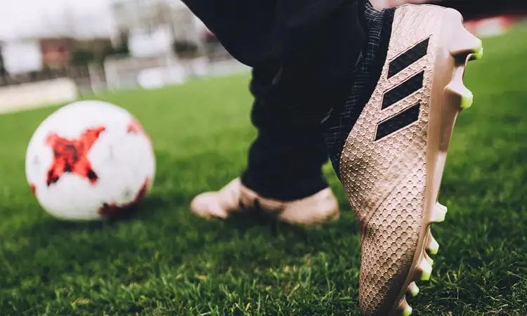 adidas lanceert gouden Messi Turbocharge voetbalschoenen