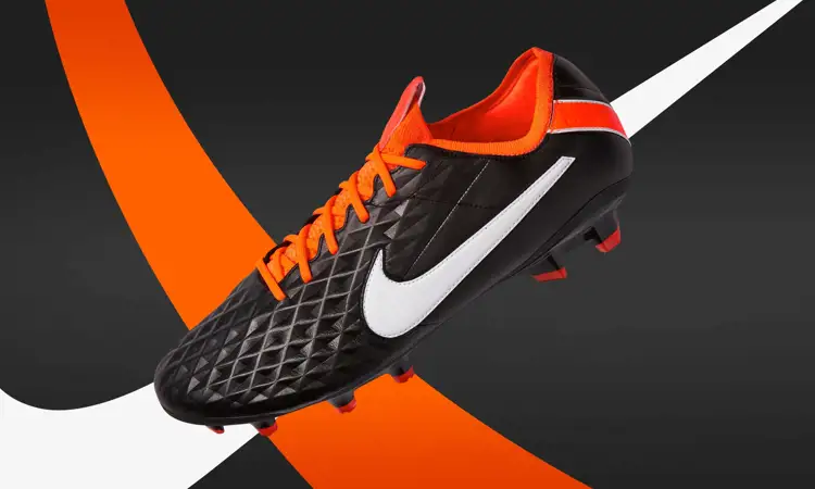 Nike lanceert zwart/oranje Nike Future DNA Tiempo voetbalschoenen
